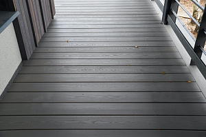 Изысканная терраса из сибирской лиственницы в Солнечной Долине