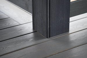 Изысканная терраса из сибирской лиственницы в Солнечной Долине