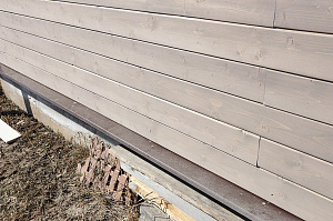 Не просто обшивка, а комплексное решение: вентилируемый фасад, индивидуальный водосток и единый стиль — дом, который будет служить десятилетиями