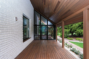 Скрытый крепёж САМО, цеховая покраска и масло Renner: почему термоясень — лучший выбор для статусного дома в Ленинградской области