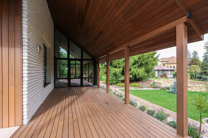 Скрытый крепёж САМО, цеховая покраска и масло Renner: почему термоясень — лучший выбор для статусного дома в Ленинградской области