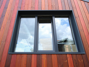 Поместье «Алексеевское»: фасад из термососны в четырех цветах — смелое решение для взыскательных владельцев

