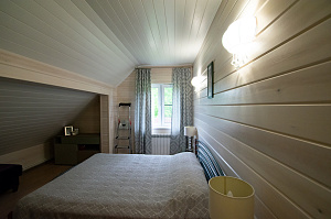 спальня с отделкой имитацией бруса