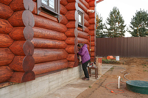 Шестифакторная защита и идеальная гладкость: премиальная покраска бревенчатого дома от ЛесоБиржи - СПб