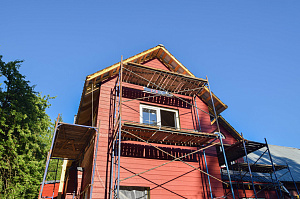 От ветхого строения к современному коттеджу: каркасный дом, который стал выгодным решением