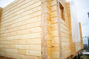 баня из бруса на сваях