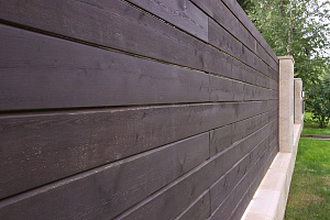 Забор из скошенного планкена в Нижний: Эстетика и долговечность от Лесобиржа-СПб, проверенные временем