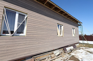 Не просто обшивка, а комплексное решение: вентилируемый фасад, индивидуальный водосток и единый стиль — дом, который будет служить десятилетиями