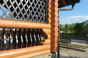 Деревянные решетки на беседке