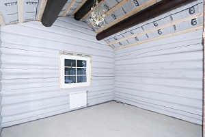 Как выглядит дом-баня из лафета внутри, когда покраска сделана по уму