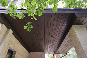 Не верите, что деревянный фасад может служить десятилетиями? Смотрите нашу работу 5-летней давности — она выглядит свежее многих новостроек