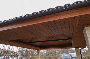 Скрытый крепёж, цеховая покраска и сибирская лиственница: почему этот проект в Мысе Удальцово не требует внимания уже 4 года