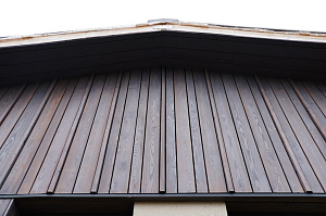 Изысканная терраса из сибирской лиственницы в Солнечной Долине