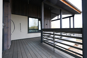 Изысканная терраса из сибирской лиственницы в Солнечной Долине