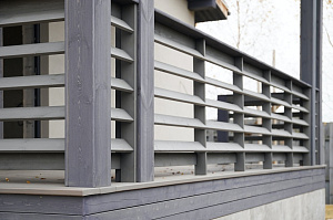 Изысканная терраса из сибирской лиственницы в Солнечной Долине