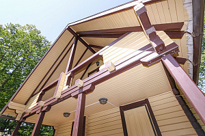 Элегантное обновление деревянных построек в Луговом: профессиональная покраска и защита от Лесобиржи-Спб