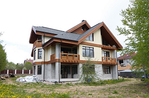 Холодная монументальность камня и живое тепло дерева — идеальный дуэт для фасада, который не оставит равнодушным