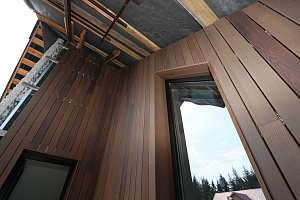 Скрытый крепёж САМО, цеховая покраска и масло Renner: почему термоясень — лучший выбор для статусного дома в Ленинградской области