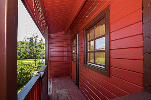 Вишневый фасад и темно-коричневые акценты: история преображения целого участка в Ленинградской области