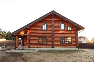 Шестифакторная защита и идеальная гладкость: премиальная покраска бревенчатого дома от ЛесоБиржи - СПб