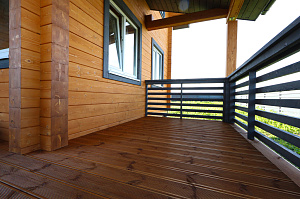 Карцево: шлифовка и покраска дома из клеёного бруса для «Нордвуд» — защита Tikkurila Pinja W-Oil (5070) и акценты RAL 7024