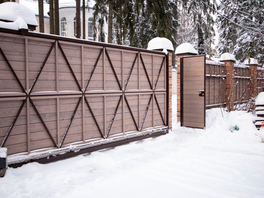 Инженерное совершенство в каждой детали: от фундамента до защитных отливов в проекте забора