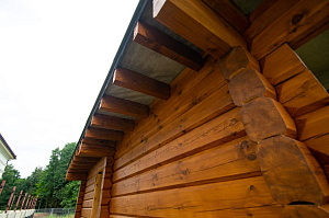 От шлифовки до финишного блеска: 10 дней работы, 10 лет защиты — покраска бруса от Лесобиржи-Спб