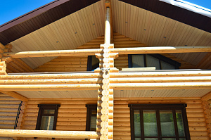 дом с лиственничными свесами