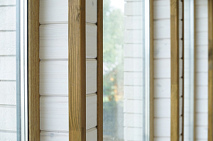 Шепот дерева: Завершенные работы по отделке стен и потолков в Кармолино