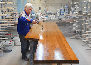 Эксклюзивное лакирование подоконника-столешницы из ясеня: блеск 'Магма' для дома в Петровские Сады