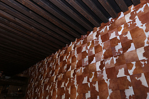 Домашний бар, в который хочется приглашать: как грамотная отделка потолка превратила обычное помещение в место для изысканных вечеров