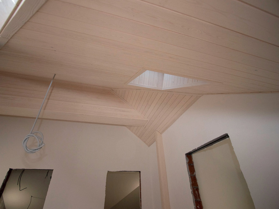 Элитная отделка потолка ангарской сосной в "Северных террасах"