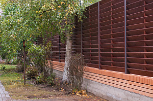 Элегантный забор из планкена и кирпича на Прохладном озере