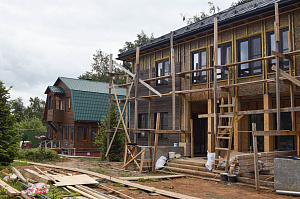 «Австрийская деревня»: фасад с ювелирным запилом под 45° — когда стыки исчезают, а роскошь остается