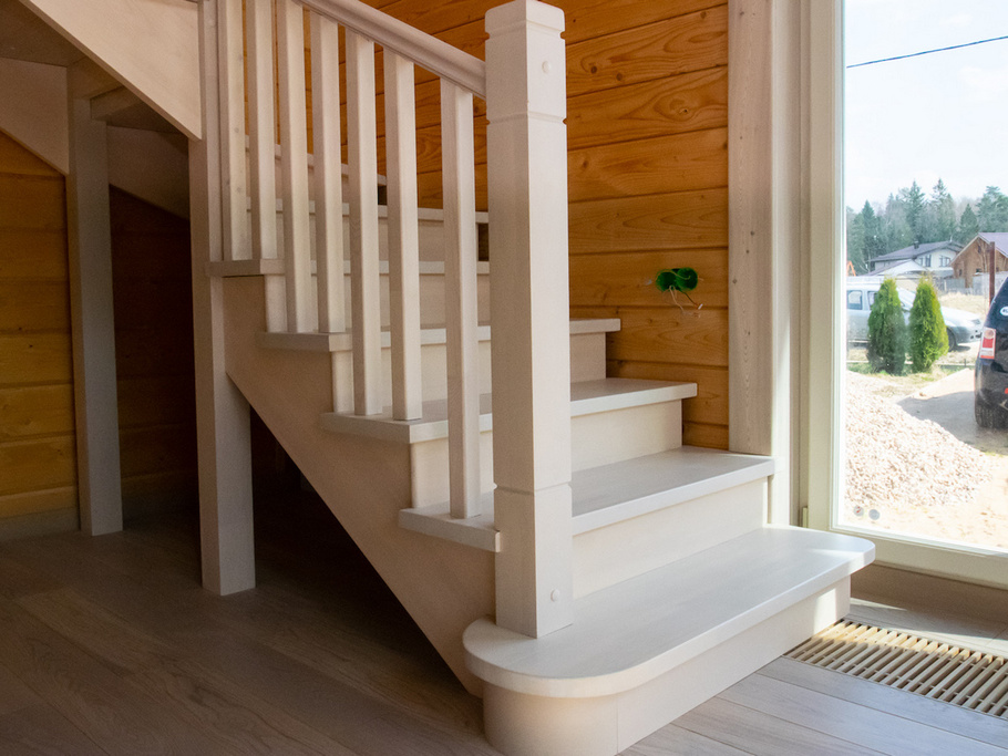 Как лучше покрасить лестницу в деревянном доме фото