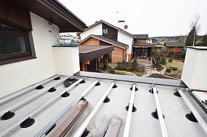 Инженерное совершенство: регулируемые опоры, алюминиевые лаги и термоясень для вашей кровли