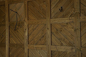 Шепот дерева: Завершенные работы по отделке стен и потолков в Кармолино