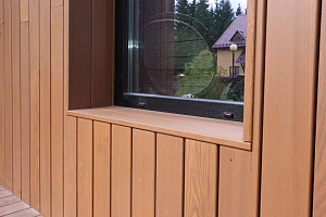 Скрытый крепёж САМО, цеховая покраска и масло Renner: почему термоясень — лучший выбор для статусного дома в Ленинградской области