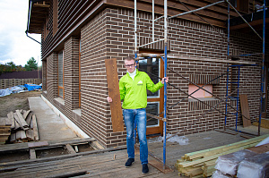 дом с отделкой лиственничным планкеном