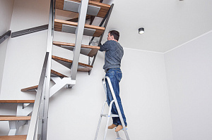 монтаж лестницы из ясеня