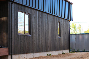 Не просто обшивка, а архитектурное высказывание: вертикальный планкен, идеальные зазоры и мембрана для долгой жизни дома