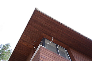 Лиственница + термолиственница + покраска Renner в цехе: почему эта комбинация делает фасад неуязвимым к влаге и времени