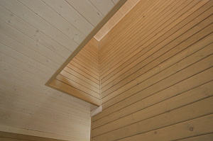 Шепот дерева: Завершенные работы по отделке стен и потолков в Кармолино