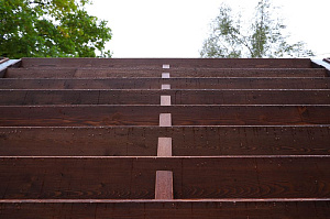 Элегантный забор из планкена и кирпича на Прохладном озере