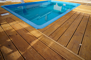 бесцветное масло на террасной доске