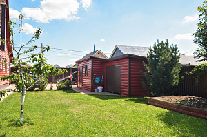 Вишневый фасад и темно-коричневые акценты: история преображения целого участка в Ленинградской области