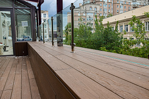 Инженерное совершенство: алюминиевые лаги, термоясень и скрытый крепеж в проекте для банка