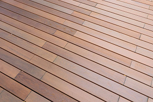 Скрытый крепёж САМО, цеховая покраска и масло Renner: почему термоясень — лучший выбор для статусного дома в Ленинградской области