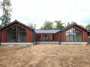 Поместье «Алексеевское»: фасад из термососны в четырех цветах — смелое решение для взыскательных владельцев

