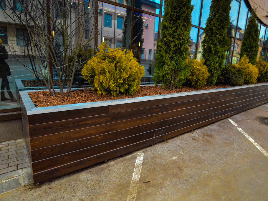 Деревянные ограждения для клумб из планкена